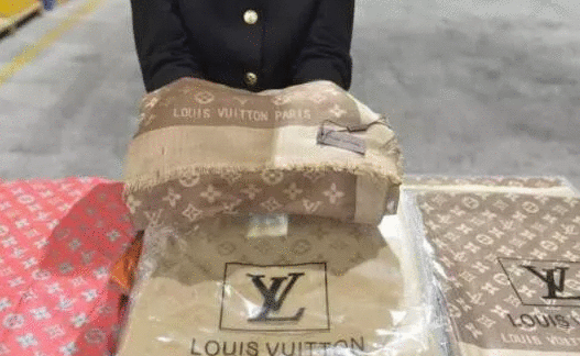 一個集裝箱里9000條“LV”圍巾全是假貨 ！涉案貨代公司、報關行被調查！(圖2)