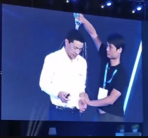 李彥宏演講被潑水！愣住數秒，百度AI開發(fā)者大會被攪局(圖2)