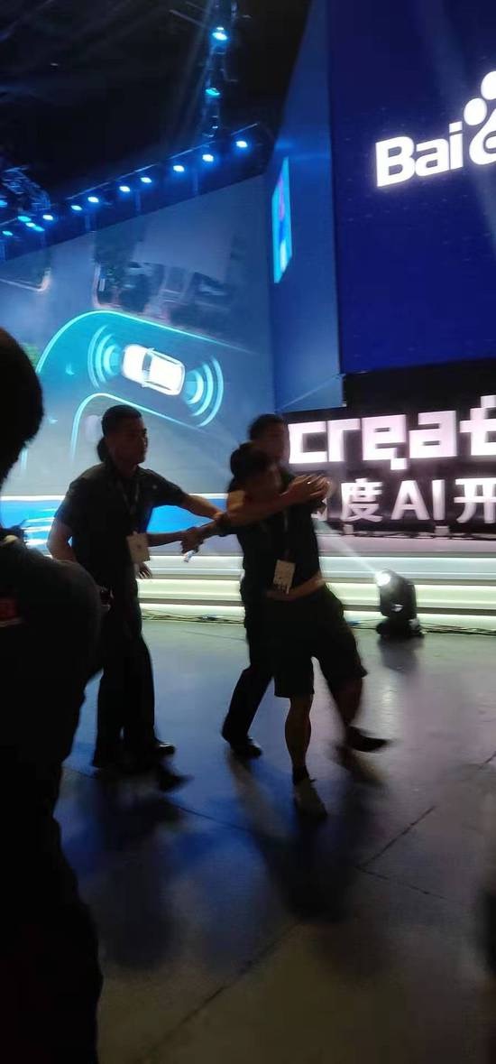 李彥宏演講被潑水！愣住數秒，百度AI開發(fā)者大會被攪局(圖3)