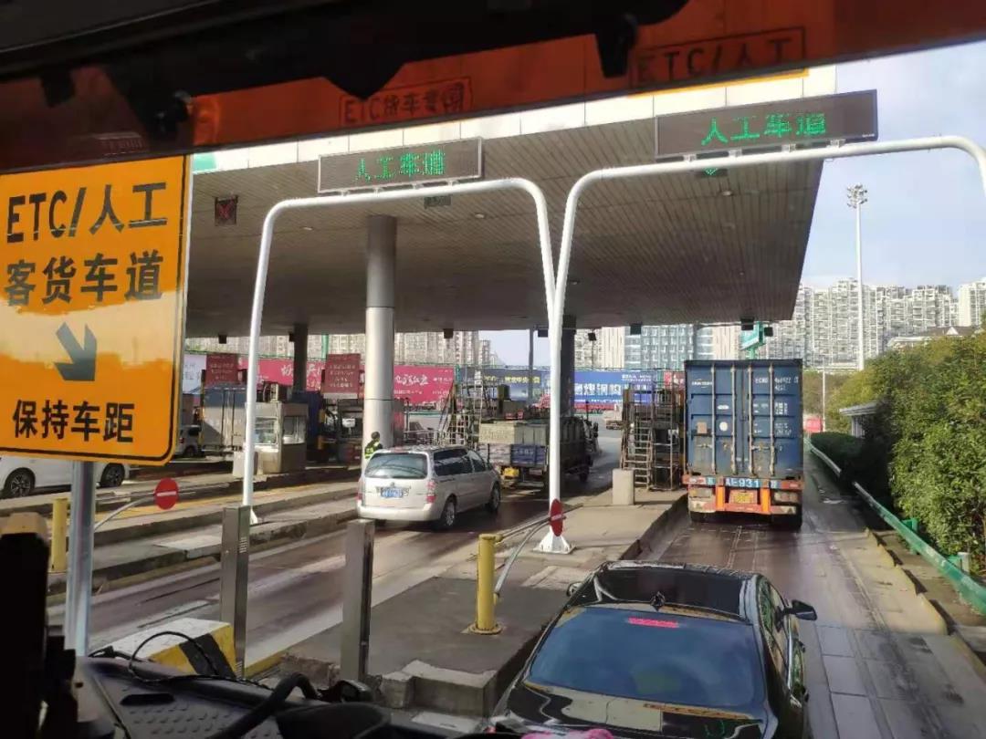 用了ETC為何更堵更貴？不少貨車感覺(jué)收費(fèi)比以前高?