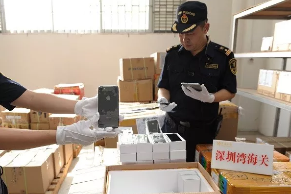 突發!集裝箱船被反恐警隊包圍!海關年查假貨1398.1萬件!(圖7)