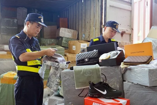 突發!集裝箱船被反恐警隊包圍!海關年查假貨1398.1萬件!(圖8)