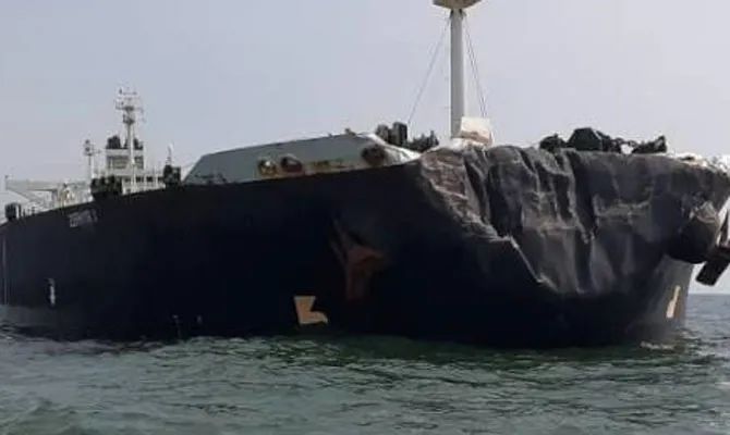 突發！一大型集裝箱船在馬六甲海峽被油輪撞擊，兩船嚴重受損，船期延誤！